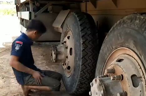 因路面塌陷导致渣土车后轮爆胎如何更换轮胎